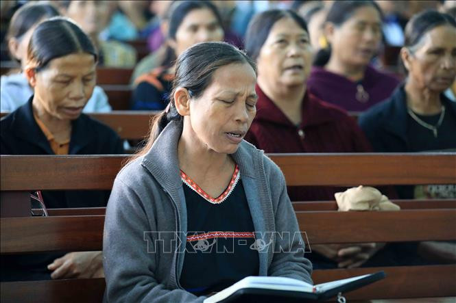 Được hát lên những khúc Thánh ca giúp bà con giao dân tìm thấy sự bình yên trong cuộc sống. Ảnh: Nhật Anh – TTXVN Nhà thờ Tin Lành Plei Mơ Nú – Chốn bình yên của bà con giáo dân ảnh 7