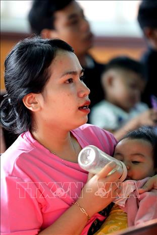 Các thế hệ cùng nhau hát lên những khúc Thánh ca trong hạnh phúc. Ảnh: Nhật Anh – TTXVN Nhà thờ Tin Lành Plei Mơ Nú – Chốn bình yên của bà con giáo dân ảnh 13