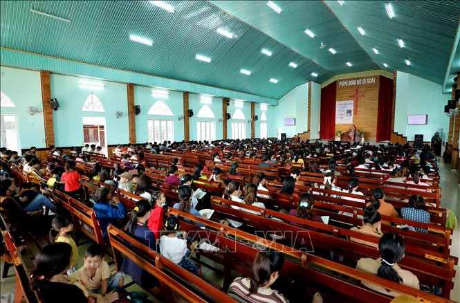 Có trên 500 giáo dân tham gia sinh hoạt tôn giáo hằng tuần. Ảnh: Nhật Anh – TTXVN Nhà thờ Tin Lành Plei Mơ Nú – Chốn bình yên của bà con giáo dân ảnh 17