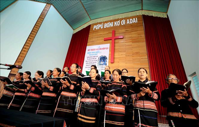 Các ban hát là các thế hệ người dân trong xã Chư Á cùng nhau hát tôn vinh Chúa mỗi sáng Chủ Nhật. Ảnh: Nhật Anh – TTXVN Nhà thờ Tin Lành Plei Mơ Nú – Chốn bình yên của bà con giáo dân ảnh 11