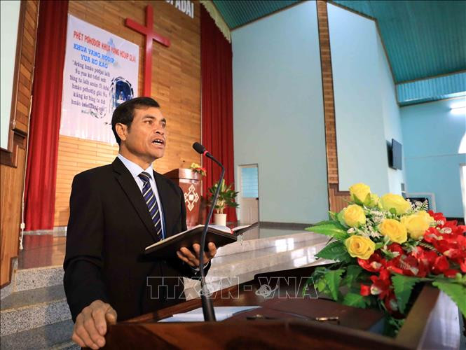 Ông A Dun – Đại diện Ban chấp sự của hội thánh dẫn chương trình buổi lễ. Ảnh: Nhật Anh – TTXVN Nhà thờ Tin Lành Plei Mơ Nú – Chốn bình yên của bà con giáo dân ảnh 4