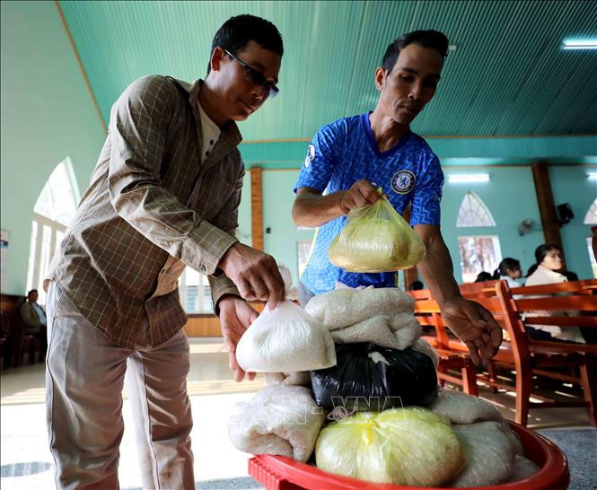Chia sẻ "bọc gạo nghĩa tình" là những gì đang hiện hữu nơi đây. Ảnh: Nhật Anh – TTXVN Nhà thờ Tin Lành Plei Mơ Nú – Chốn bình yên của bà con giáo dân ảnh 16