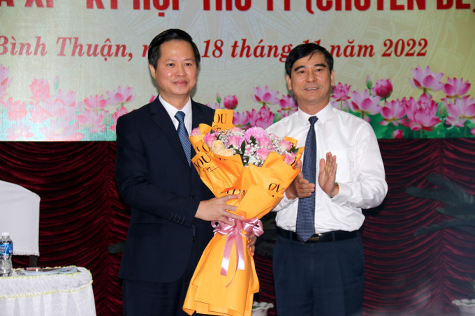 Bí thư Tỉnh ủy Bình Thuận Dương Văn An tặng hoa chúc mừng đồng chí Đoàn Anh Dũng được bầu làm Chủ tịch UBND tỉnh Bình Thuận. Ảnh: Nguyễn Thanh – TTXVN Ông Đoàn Anh Dũng được bầu giữ chức Chủ tịch UBND tỉnh Bình Thuận ảnh 1