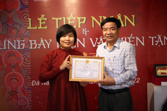 Phó Giám đốc Sở Văn hóa và Thể thao Đà Nẵng Hà Vỹ (phải) trao tặng Giấy khen của Sở cho Nhà nghiên cứu, sưu tầm Nguyễn Thị Thu Hòa tại lễ tiếp nhận. Ảnh: Trần Lê Lâm – TTXVN Ngày Di sản Văn hóa Việt Nam: Đà Nẵng tiếp nhận, trưng bày các hiện vật quý được hiến tặng ảnh 2