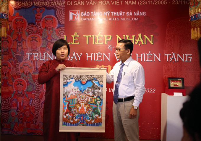 Nhà nghiên cứu, sưu tầm Nguyễn Thị Thu Hòa (trái) trao tặng các hiện vật cho ông Hà Thanh Vân Giám đốc Bảo tàng Mỹ thuật Đà Nẵng. Ảnh: Trần Lê Lâm – TTXVN Ngày Di sản Văn hóa Việt Nam: Đà Nẵng tiếp nhận, trưng bày các hiện vật quý được hiến tặng ảnh 1
