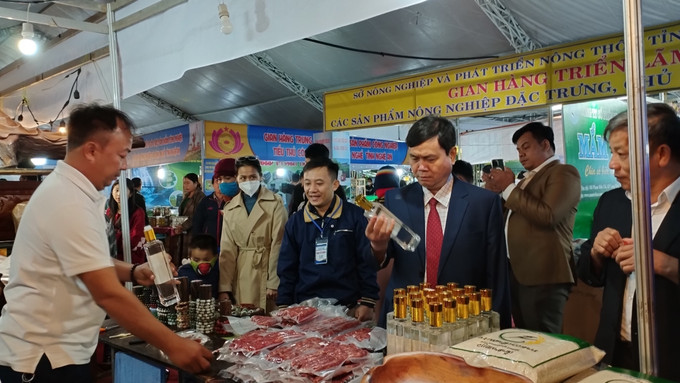 Phó Chủ tịch Ủy ban nhân dân tỉnh Kon Tum Nguyễn Hữu Tháp tham quan gian hàng trưng bày sản phẩm tại Hội chợ Công Thương và sản phẩm OCOP Kon Tum năm 2022. Ảnh: Khoa Chương - TTXVN Khai mạc Hội chợ công thương và sản phẩm OCOP tại Kon Tum ảnh 2