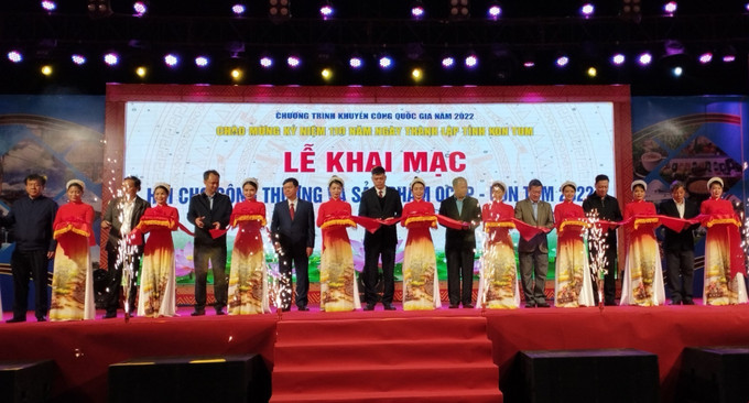 Các đại biểu cắt băng khai mạc Hội chợ Công Thương và sản phẩm OCOP Kon Tum năm 2022. Ảnh: Khoa Chương - TTXVN Khai mạc Hội chợ công thương và sản phẩm OCOP tại Kon Tum ảnh 1