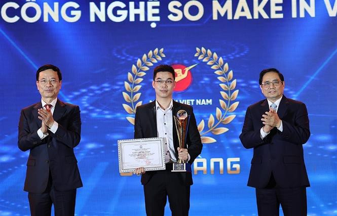 Thủ tướng Phạm Minh Chính và Bộ trưởng Bộ Thông tin và Truyền thông Nguyễn Mạnh Hùng trao giải Vàng cho các doanh nghiệp có Thu hẹp sản phẩm số của giải thưởng Sản phẩm công nghệ số Make in Vietnam 2021. Ảnh: Dương Giang-TTXVN Thủ tướng Phạm Minh Chính: Chuyển đổi số phải góp phần làm người dân ngày càng hạnh phúc, đất nước thịnh vượng ảnh 4