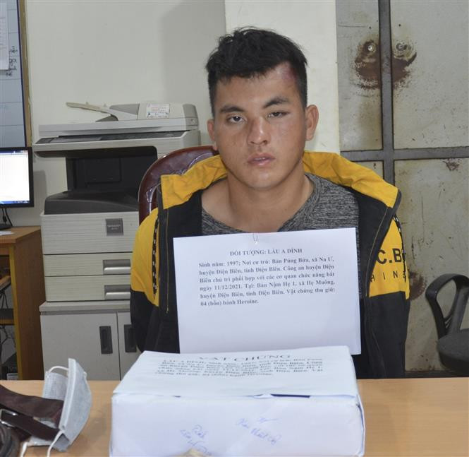 Đối tượng Lầu A Dính và tang vật vụ án tại cơ quan Công an. Ảnh: TTXVN phát Điện Biên bắt một đối tượng mua bán trái phép chất ma túy ảnh 1