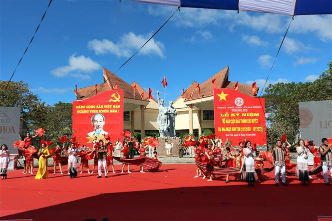 Biểu diễn văn nghệ tại Lễ kỷ niệm 90 năm Cuộc đấu tranh Lưu huyết tại Ngục Kon Tum (12/12/1931 – 12/12/2021). Ảnh: Khoa Chương - TTXVN Kế thừa, phát huy những giá trị lịch sử của Cuộc đấu tranh Lưu huyết tại Ngục Kon Tum ảnh 3