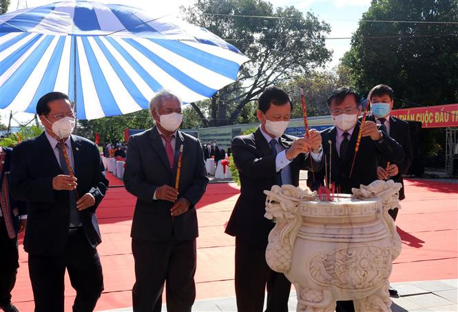 Bí thư Tỉnh uỷ Kon Tum Dương Văn Trang (giữa) cùng các đại biểu dâng hương tưởng niệm các chiến sỹ đã hi sinh trong cuộc đấu tranh Lưu huyết tại Ngục Kon Tum. Ảnh: Khoa Chương - TTXVN Kế thừa, phát huy những giá trị lịch sử của Cuộc đấu tranh Lưu huyết tại Ngục Kon Tum ảnh 1