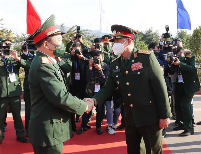 Thượng tướng Hoàng Xuân Chiến, Ủy viên Trung ương Đảng, Thứ trưởng Bộ Quốc phòng đón Trung tướng Vongkham Phommakone, Ủy viên Trung ương Đảng, Thứ trưởng Bộ Quốc phòng Lào tại cửa khẩu Quốc tế Lao Bảo. Ảnh: Trọng Đức - TTXVN Đối thoại Chính sách Quốc phòng Việt Nam - Lào lần thứ 2 ảnh 2