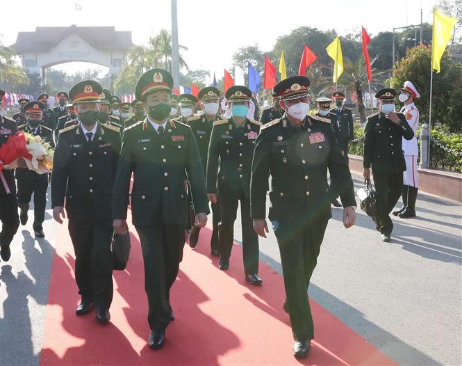 Thượng tướng Hoàng Xuân Chiến, Ủy viên Trung ương Đảng, Thứ trưởng Bộ Quốc phòng đón Trung tướng Vongkham Phommakone, Ủy viên Trung ương Đảng, Thứ trưởng Bộ Quốc phòng Lào tại cửa khẩu Quốc tế Lao Bảo. Ảnh: Trọng Đức - TTXVN Đối thoại Chính sách Quốc phòng Việt Nam - Lào lần thứ 2 ảnh 1