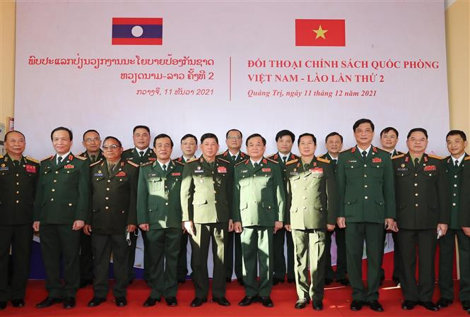 Đoàn đại biểu hai nước chụp ảnh chung. Ảnh: Trọng Đức - TTXVN Đối thoại Chính sách Quốc phòng Việt Nam - Lào lần thứ 2 ảnh 5