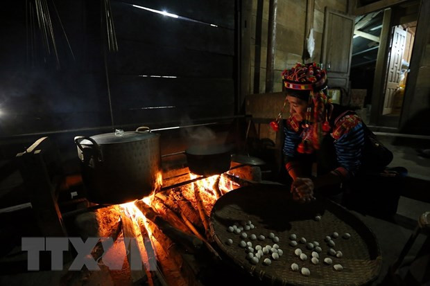 Chuẩn bị bánh trôi để cúng tổ tiên, thần linh. Ảnh: Phan Tuấn Anh -TTXVN Vui Tết cổ truyền của người Hà Nhì ở cực Tây Tổ quốc ảnh 2