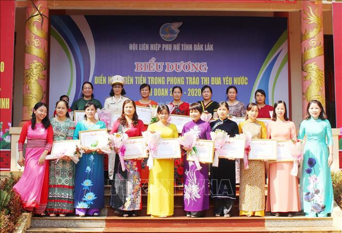 Trao Bằng khen cho tập thể, cá nhân phụ nữ tiêu biểu. Ảnh: Hoài Thu - TTXVN Kỷ niệm 130 năm Ngày sinh Chủ tịch Hồ Chí Minh: Đắk Lắk biểu dương điển hình phụ nữ trong phong trào thi đua yêu nước ảnh 1