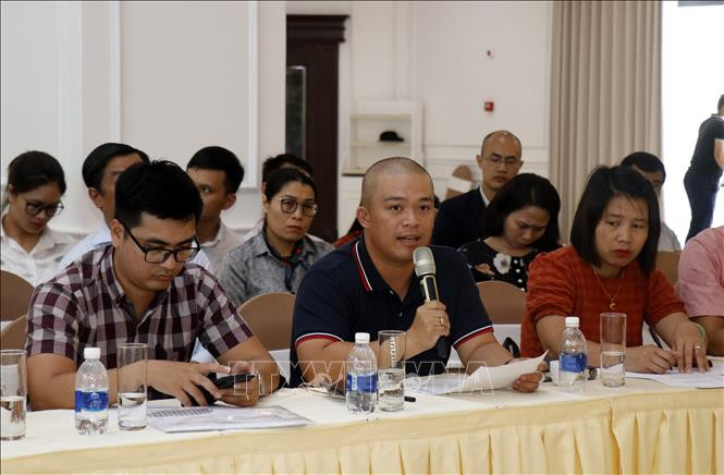 Đại diện các công ty lữ hành phát biểu tại buổi tọa đàm. Ảnh: Quốc Khánh – TTXVN Kích cầu du lịch Tây Bắc - Lào Cai ảnh 2