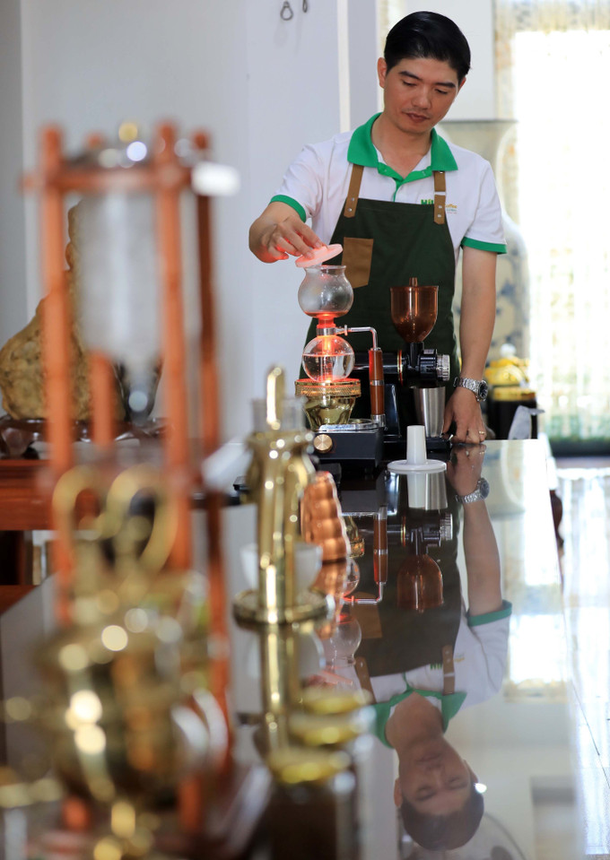 Cách pha cà phê bằng bình Syphon giúp bạn pha được ly cà phê hấp dẫn, hương vị khác biệt với cách pha khác. Ảnh: Nhật Anh – TTXVN Xây dựng Buôn Ma Thuột là thành phố cà phê của thế giới ảnh 15