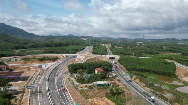 Thường trực Chính phủ yêu cầu trình 2 dự án cao tốc Gia Nghĩa (Đắk Nông) - Chơn Thành (Bình Phước) và Ninh Bình - Nam Định - Thái Bình trong tháng 4. Ảnh: thanhnien.vn Đường cao tốc phải có tối thiểu 4 làn theo đúng tiêu chuẩn ảnh 1