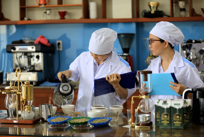 Quy trình test nguyên liệu cà phê khi nhập vào được thực hiện rất nghiêm túc tại tập đoàn An ThaiGroup. Ảnh: Nhật Anh - TTXVN Xây dựng Buôn Ma Thuột là thành phố cà phê của thế giới ảnh 18