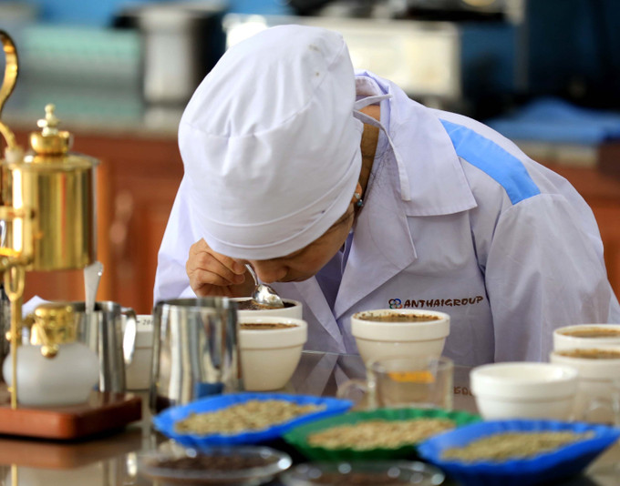 Các sản phẩm cà phê trải qua các quy trình kiểm tra chất lượng trước khi xuất ra thị trường tại tập đoàn An ThaiGroup. Ảnh: Nhật Anh – TTXVN Xây dựng Buôn Ma Thuột là thành phố cà phê của thế giới ảnh 17