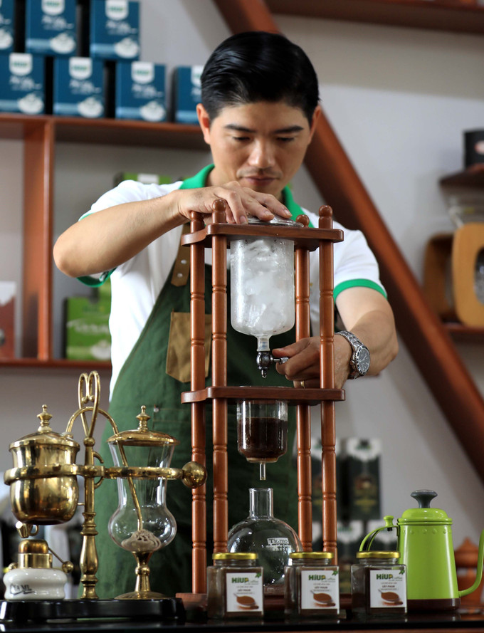 Trình diễn pha cà phê với đá lạnh theo phong cách của người Hà Lan của thương hiệu Hiup Coffee. Ảnh: Nhật Anh – TTXVN Xây dựng Buôn Ma Thuột là thành phố cà phê của thế giới ảnh 13