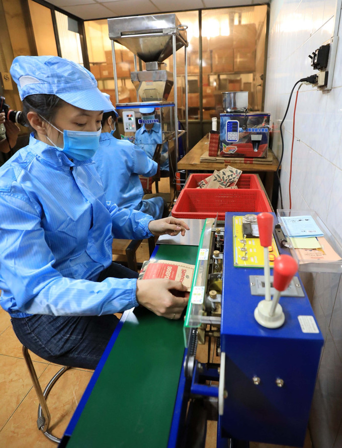 Đa dạng các sản phẩm cà phê Buôn Ma Thuột dưới dạng thành phẩm được cung cấp cho thị trường trong nước và quốc tế. Ảnh: Nhật Anh – TTXVN Xây dựng Buôn Ma Thuột là thành phố cà phê của thế giới ảnh 9