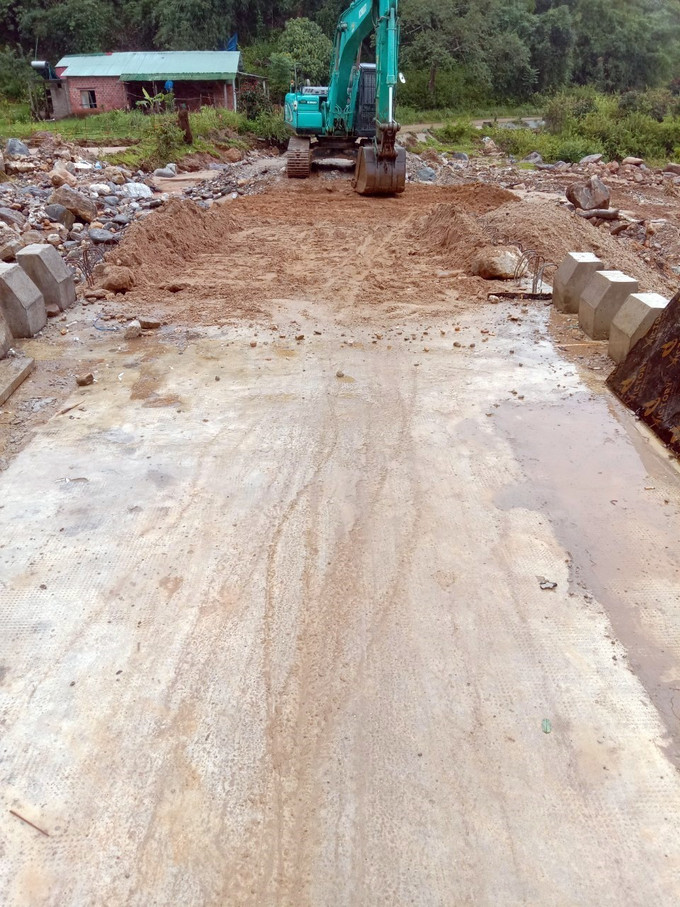 Khắc phục sạt lở tại cầu Năng Nhỏ 2 để mở đường vào xã Đăk Sao, huyện Tu Mơ Rông (Kon Tum). Ảnh: TTXVN phát Kon Tum: Khắc phục tình trạng chia cắt, cô lập các xã ở huyện Tu Mơ Rông do sạt lở ảnh 2