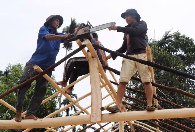 Quảng Ngãi: Người dân vùng cao chủ động giúp nhau dựng lại nhà sau bão ảnh 7