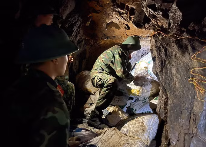 Lai Châu đồng loạt ra quân giải tỏa các bãi khai thác vàng trái phép ảnh 12
