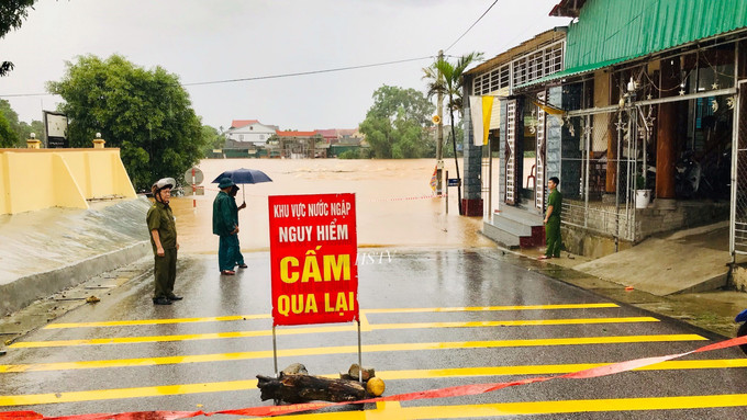 Ảnh hưởng mưa lũ, gần 35.000 học sinh miền núi Hà Tĩnh tạm dừng đến trường ảnh 2