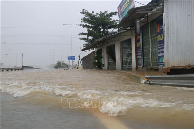 Mưa gập ngập cục bộ ở một số điểm trên Quốc lộ 1A, đoạn qua tỉnh Quảng Ngãi. Ảnh: TTXVN Quảng Ngãi: Lũ lên, nhiều hộ dân vùng hạ lưu bị ngập ảnh 1