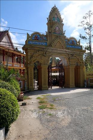 Các ngôi chùa trên địa bàn huyện Gò Quao được đầu tư xây dựng để đồng bào Khmer đến dâng hương lễ Phật. Ảnh: Lê Sen - TTXVN Khởi sắc vùng đồng bào dân tộc Khmer ở Kiên Giang ảnh 1
