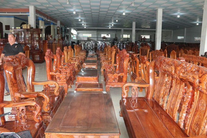 Sản phẩm làng nghề ngày càng đa dạng, tinh xão và thẩm mỹ. Ảnh: Minh Trí – TTXVN Độc đáo làng nghề tủ thờ Gò Công trên 100 năm tuổi ảnh 1