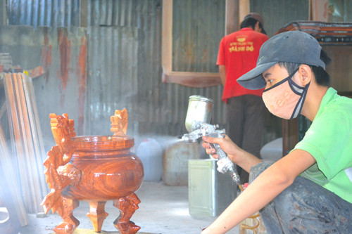 Phun sơn - công đoạn cuối cùng để hoàn thành chiếc lư, một phụ kiện đi kèm, làm tôn vinh thêm vẻ đẹp của tủ thờ Gò Công. Ảnh: nld.com.vn Độc đáo làng nghề tủ thờ Gò Công trên 100 năm tuổi ảnh 8
