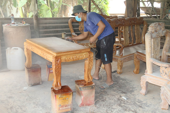 Các công đoạn làm tủ thờ Gò Công. Ảnh: Minh Trí – TTXVN Độc đáo làng nghề tủ thờ Gò Công trên 100 năm tuổi ảnh 7