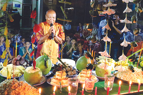 Kru Achar Châu Ôn thực hiện nghi thức cúng trăng trong lễ hội Oóc-om-bóc được tổ chức tại chùa Kh’leang (Sóc Trăng). Ảnh: Sơn Hên Kru Achar – Cầu nối văn hóa của cộng đồng Khmer Nam Bộ ảnh 3
