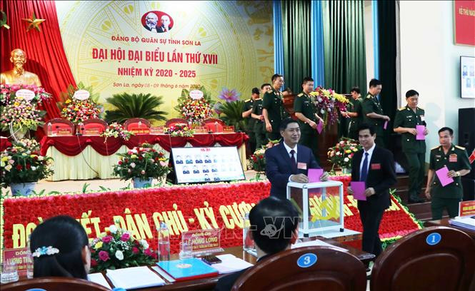 Các đại biểu bỏ phiếu bầu Ban Chấp hành Đảng bộ Quân sự tỉnh Sơn La khóa XVII, nhiệm kỳ 2020 - 2025. Ảnh: Nguyễn Cường – TTXVN Tiến tới Đại hội XIII của Đảng: Xây dựng lực lượng vũ trang Sơn La vững mạnh toàn diện ảnh 2