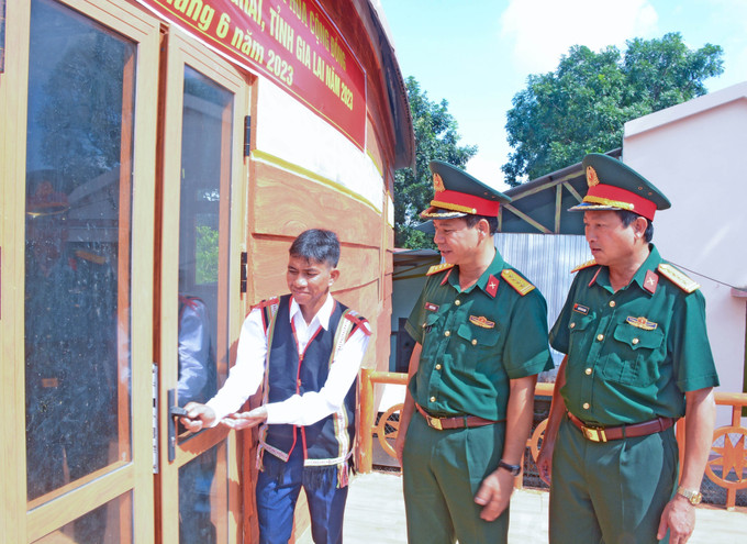 Quân đoàn 3 trao nhà tình nghĩa cho gia đình anh K’Sor Gưn ở làng Phung, xã Biển Hồ, thành phố Pleiku (Gia Lai). Ảnh: Hồng Điệp Quân dân gắn kết chăm lo đời sống đồng bào dân tộc ở Gia Lai ảnh 7