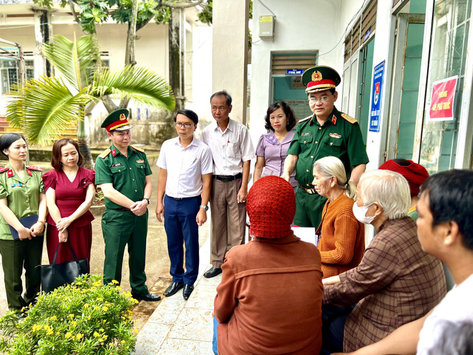 Trung tướng Trần Duy Hưng, Chính ủy Tổng cục Kỹ thuật (Bộ Quốc phòng) thăm bà con đồng bào dân tộc thiểu số tại huyện Mang Yang (Gia Lai). Ảnh: Hồng Điệp Quân dân gắn kết chăm lo đời sống đồng bào dân tộc ở Gia Lai ảnh 1