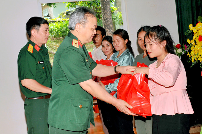 Thiếu tướng Hoàng Văn Sỹ, Tư lệnh Binh đoàn 15 tặng quà người lao động nhân dịp Tháng Công nhân năm 2023. Ảnh: Hồng Điệp Quân dân gắn kết chăm lo đời sống đồng bào dân tộc ở Gia Lai ảnh 6