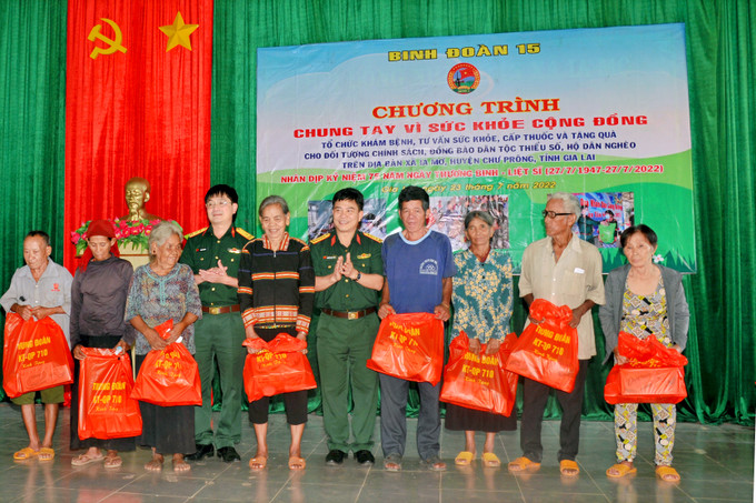 Đại diện Binh đoàn 15 tặng quà cho đối tượng chính sách, đồng bào dân tộc thiểu số, hộ dân nghèo trên địa bàn xã Ia Mơ, huyện Chư Prông (Gia Lai) nhân dịp kỷ niệm 75 năm ngày Thương binh liệt sĩ (27/7/1947 - 27/7/2022). Ảnh: Hồng Điệp Quân dân gắn kết chăm lo đời sống đồng bào dân tộc ở Gia Lai ảnh 8