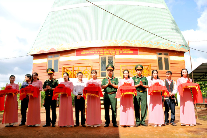 Binh đoàn 15 khánh thành, bàn giao nhà sinh hoạt cộng đồng tặng nhân dân làng Tung Chrúc, xã Ia Khai, huyện Ia Grai (Gia Lai). Ảnh: Hồng Điệp Quân dân gắn kết chăm lo đời sống đồng bào dân tộc ở Gia Lai ảnh 3