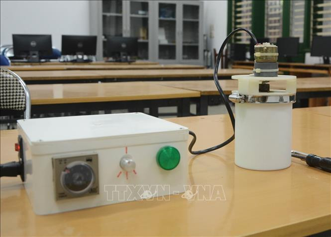 Máy nghiền bi trục đứng do thầy Nguyễn Văn Thịnh sáng chế. Ảnh: Văn Dũng - TTXVN Thầy giáo Nguyễn Văn Thịnh cháy mãi ngọn lửa đam mê nghiên cứu khoa học ảnh 2