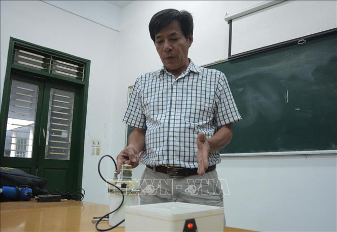 Thầy Nguyễn Văn Thịnh thuyết minh về nguyên lý hoạt động của máy nghiền bi trục đứng. Ảnh: Văn Dũng – TTXVN Thầy giáo Nguyễn Văn Thịnh cháy mãi ngọn lửa đam mê nghiên cứu khoa học ảnh 1