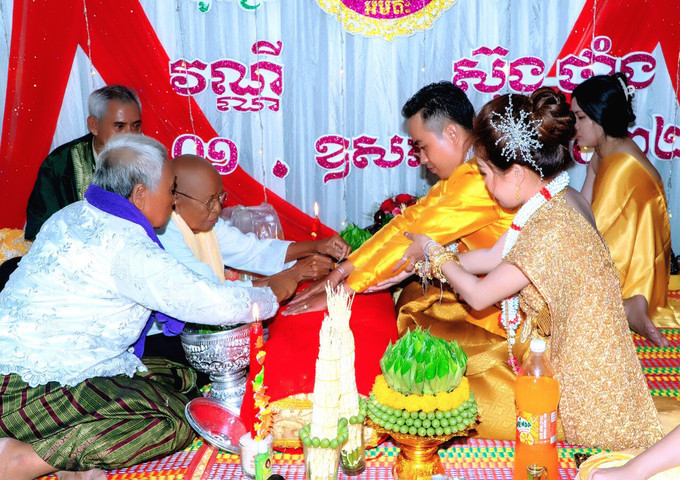 Nghi thức “cột tay” trong lễ cưới truyền thống của người Khmer Nam Bộ. Ảnh: Lê Yến Thanh Nghi thức “Cột tay” của người Khmer Nam Bộ ảnh 3
