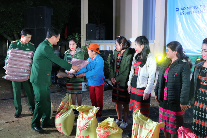 Tặng quà cho các gia đình chính sách, gia đình có hoàn cảnh khó khăn trên địa bàn xã Hồng Thái, huyện A Lưới. Ảnh: Đỗ Trưởng Đổi thay ở vùng căn cứ cách mạng A Lưới ảnh 6
