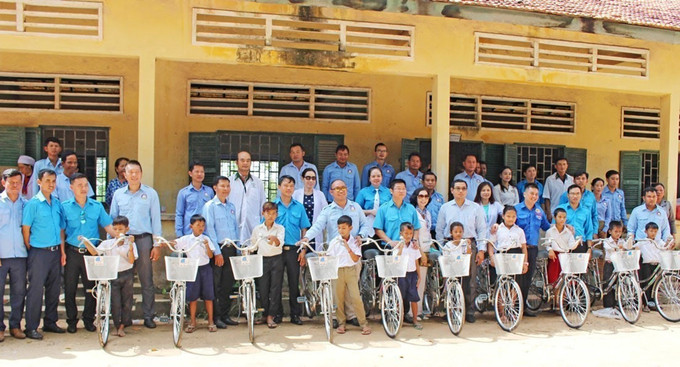 Thanh niên tỉnh Long An trao tặng xe đạp cho trẻ em có hoàn cảnh khó khăn ở vùng biên giới Campuchia. Ảnh: Thanh Bình Vì cuộc sống bình yên của người dân vùng biên ảnh 4