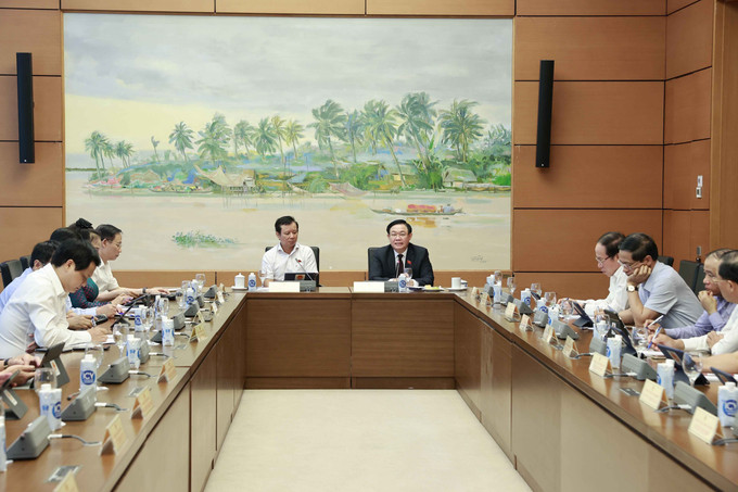 Đoàn đại biểu Quốc hội các tỉnh Lai Châu, Thừa Thiên Huế, Cà Mau và TP. Hải Phòng thảo luận ở tổ. Ảnh: Doãn Tấn - TTXVN Thông cáo báo chí số 18, Kỳ họp thứ 5, Quốc hội khóa XV ảnh 1