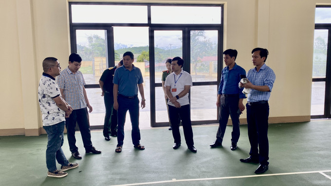 Ông Nguyễn Lê Dũng, Phó Chủ tịch UBND huyện Yên Bình kiểm tra công tác chuẩn bị về cơ sở vật chất tại Trường THPT Thác Bà. Ảnh: TTXVN phát Kỳ thi Tốt nghiệp THPT 2023: Yên Bái xây dựng phương án dự phòng khi có mưa lũ ảnh 3